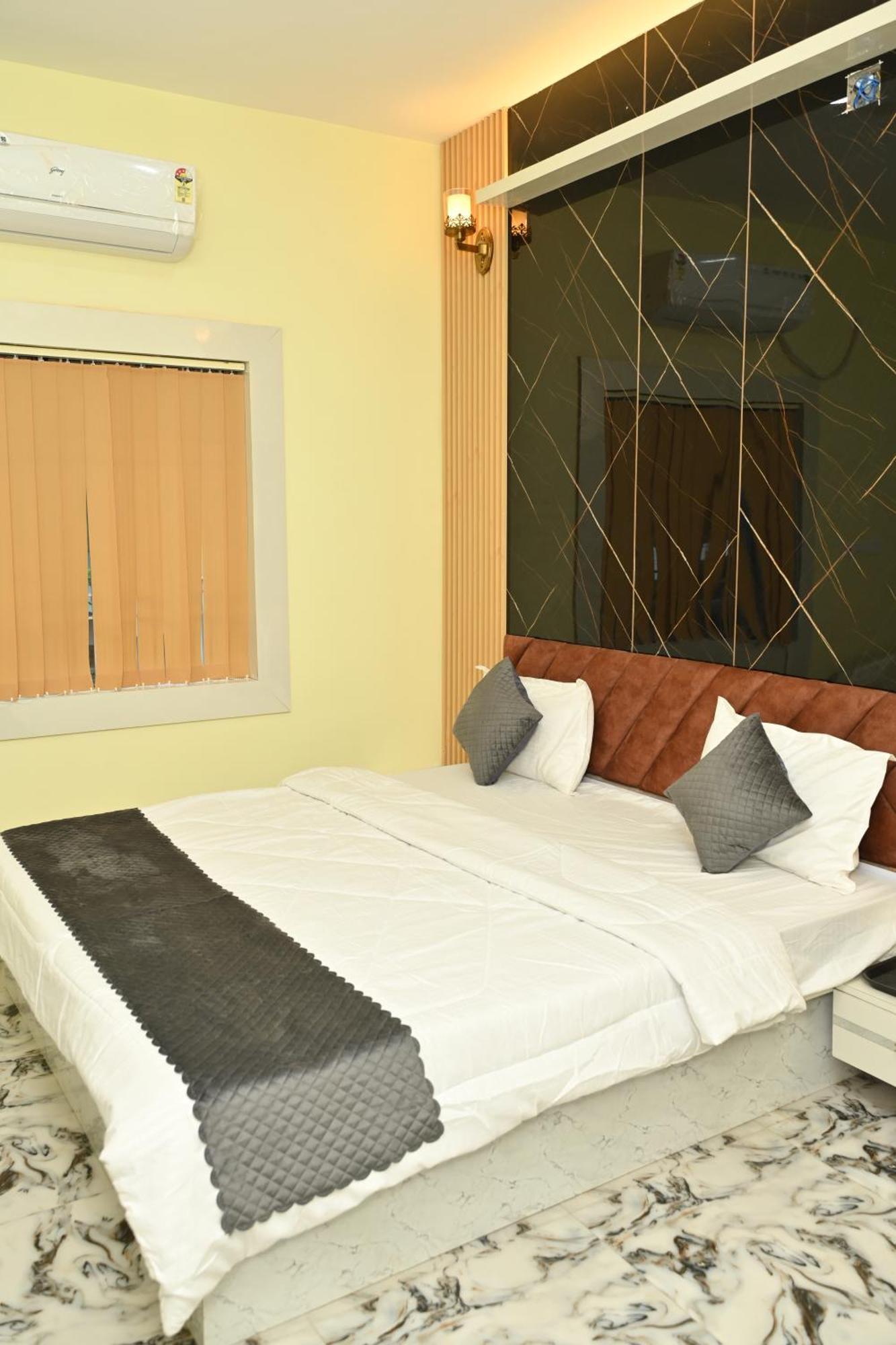 Hotel The Vintage Plaza Baripada Esterno foto